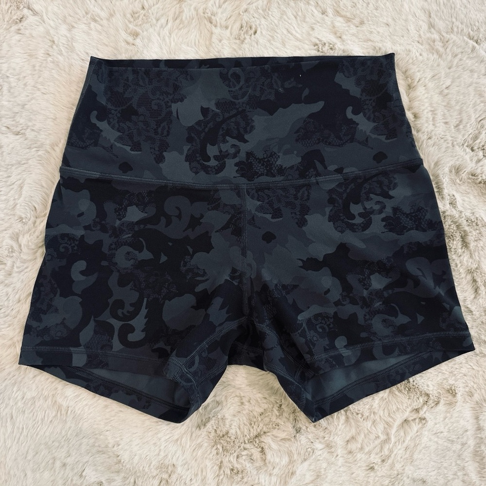 lululemon athletica Dark Camouflage Women Shorts - Picture 4 of 5